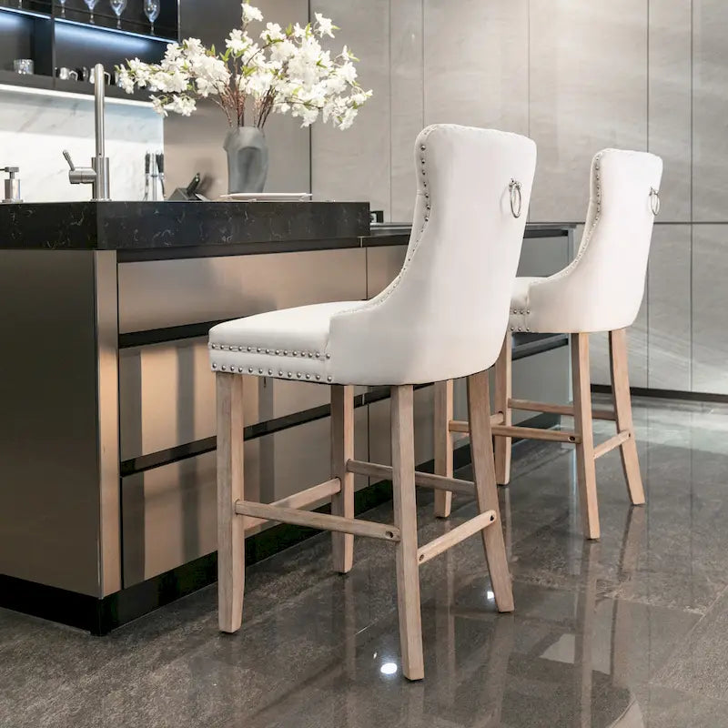 Tabouret de bar en velours capitonné avec garniture cloutée et repose-pieds, dossier complet